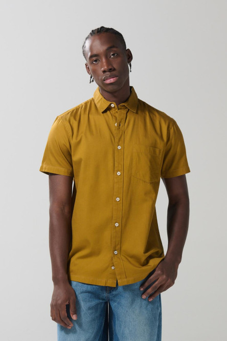 Camisa unicolor con botones, cuello sport collar y bolsillo