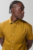 Camisa unicolor con botones, cuello sport collar y bolsillo