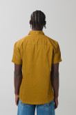 Camisa unicolor con botones, cuello sport collar y bolsillo
