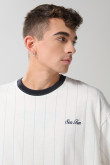 Camiseta crema manga corta oversize a rayas con arte marino