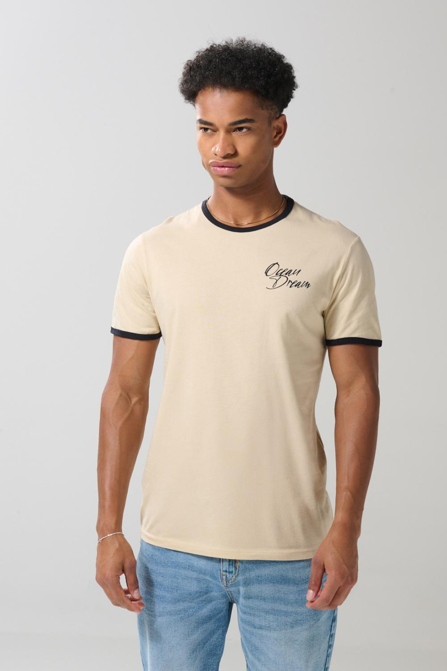 Camiseta unicolor con manga corta, contrastes y arte marino