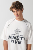 Camiseta crema manga ranglan corta oversize con arte college