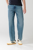 Jean tiro medio skater azul claro con desgastes y bota ancha