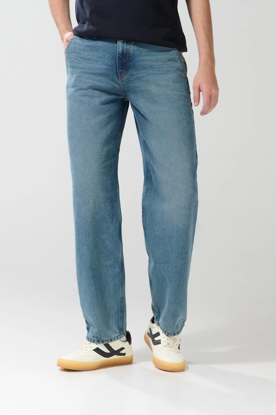 Jean tiro medio skater azul claro con desgastes y bota ancha