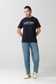 Jean tiro medio skater azul claro con desgastes y bota ancha