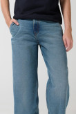 Jean tiro medio skater azul claro con desgastes y bota ancha