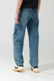 Jean tiro medio skater azul claro con desgastes y bota ancha