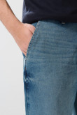 Jean tiro medio skater azul claro con desgastes y bota ancha