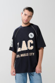 Camiseta azul oversize con arte college y manga ranglan