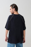 Camiseta azul oversize con arte college y manga ranglan