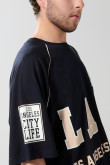 Camiseta azul oversize con arte college y manga ranglan