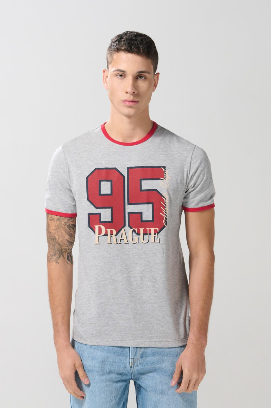 Camiseta gris college manga corta con contrastes rojos