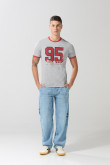 Camiseta gris college manga corta con contrastes rojos
