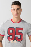 Camiseta gris college manga corta con contrastes rojos