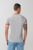 Camiseta gris college manga corta con contrastes rojos