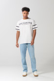 Camiseta oversize cuello redondo crema con estampado college