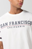 Camiseta oversize cuello redondo crema con estampado college