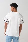 Camiseta oversize cuello redondo crema con estampado college