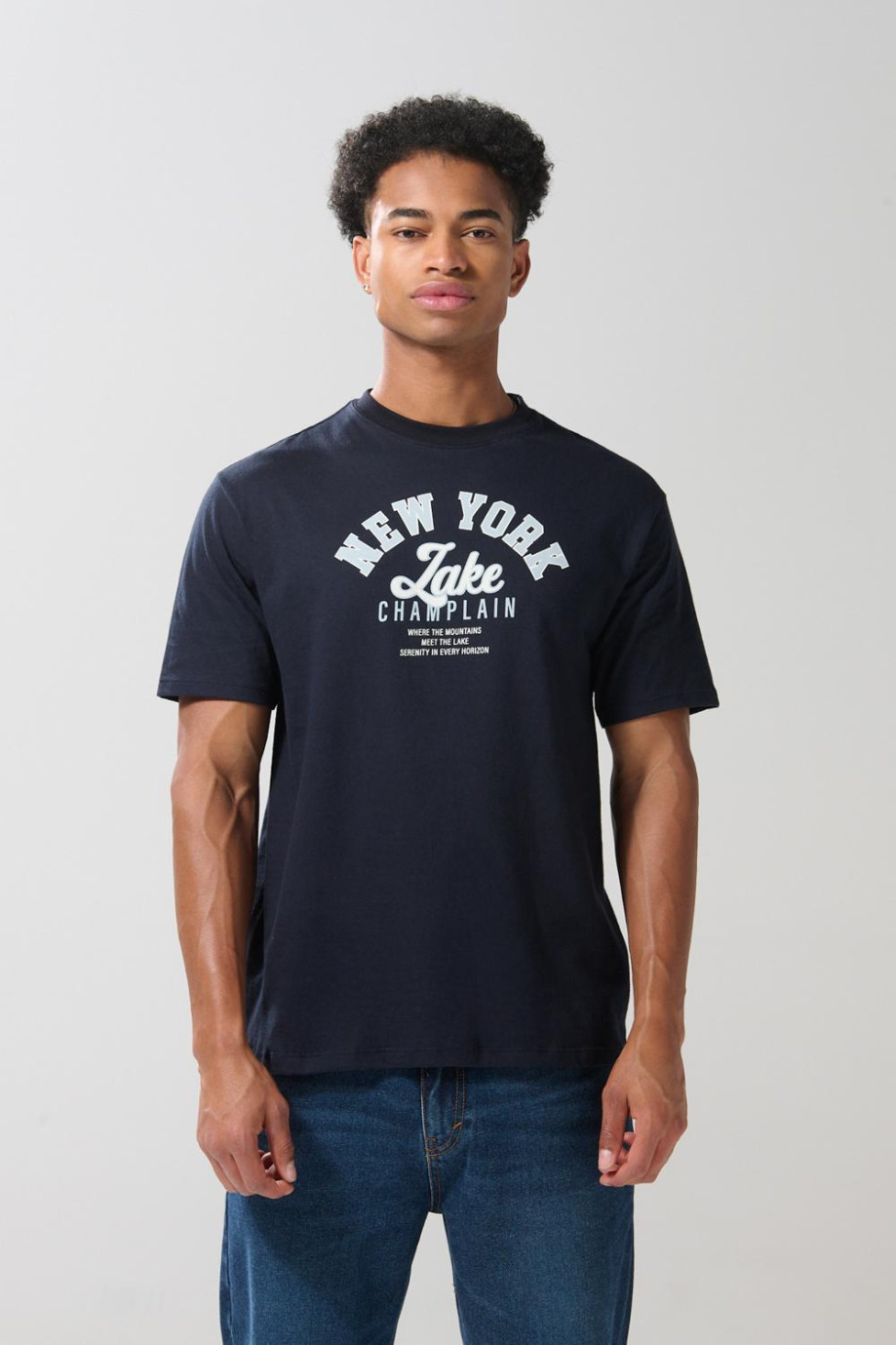 Camiseta azul manga corta con diseño college delantero