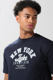 Camiseta azul manga corta con diseño college delantero