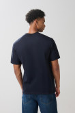 Camiseta azul manga corta con diseño college delantero