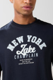 Camiseta azul manga corta con diseño college delantero