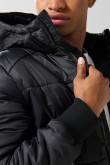 Chaqueta unicolor acolchada con capota y bolsillo canguro