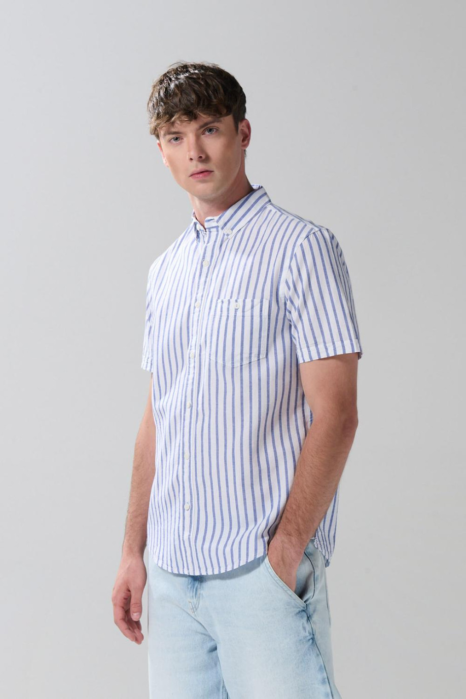 Camisa en algodón crema clara a rayas con manga corta
