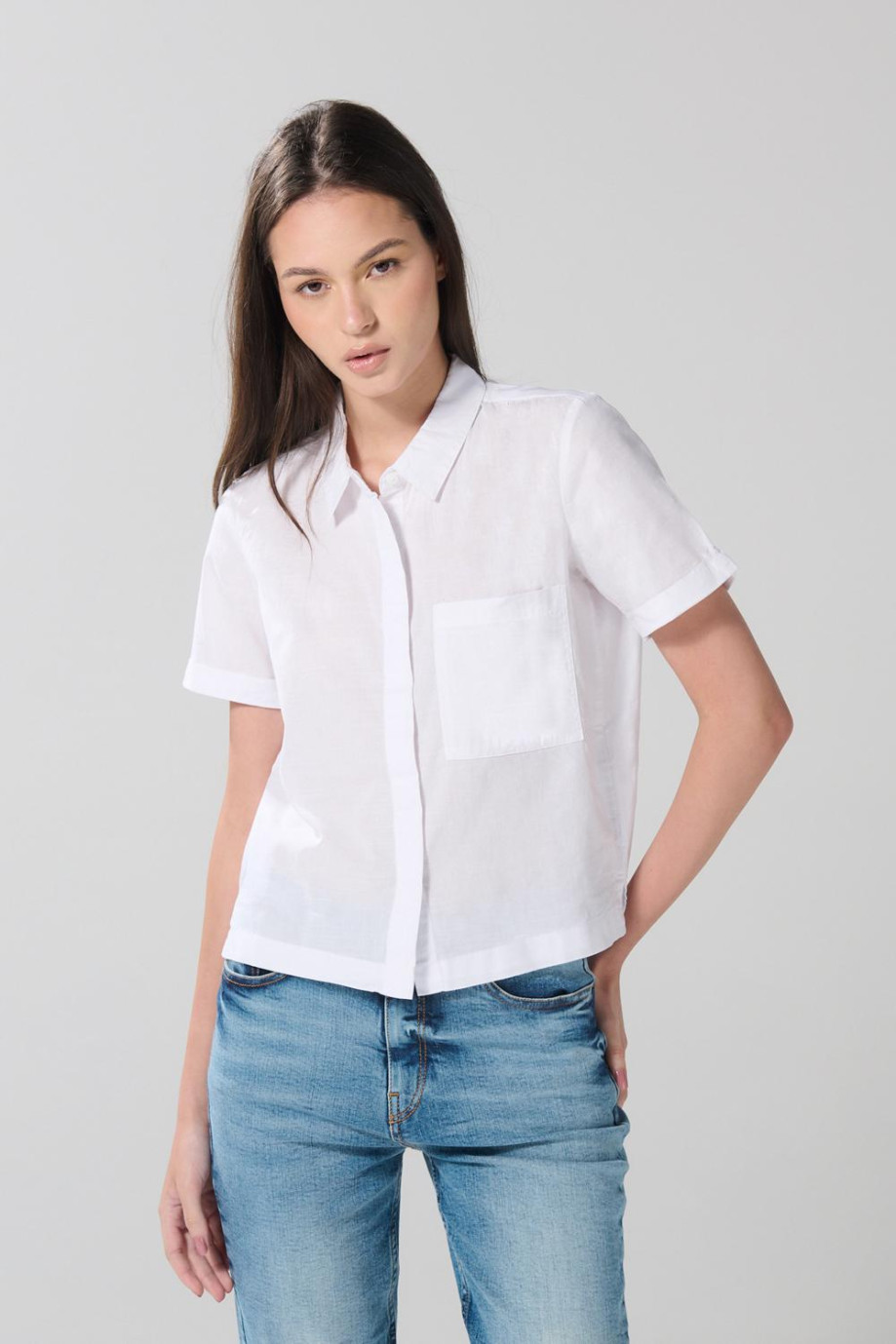 Blusa unicolor con bolsillo, manga corta y botones