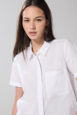 Blusa unicolor con bolsillo, manga corta y botones
