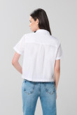 Blusa unicolor con bolsillo, manga corta y botones