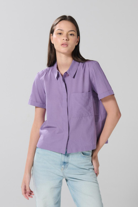 Blusa unicolor con bolsillo, manga corta y botones
