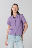 Blusa unicolor con bolsillo, manga corta y botones