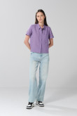 Blusa unicolor con bolsillo, manga corta y botones