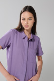 Blusa unicolor con bolsillo, manga corta y botones
