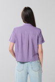 Blusa unicolor con bolsillo, manga corta y botones