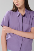 Blusa unicolor con bolsillo, manga corta y botones