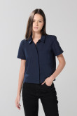 Blusa unicolor con bolsillo, manga corta y botones