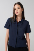 Blusa unicolor con bolsillo, manga corta y botones