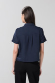 Blusa unicolor con bolsillo, manga corta y botones