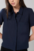 Blusa unicolor con bolsillo, manga corta y botones
