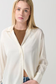 Blusa en satín unicolor con manga larga y botones