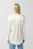 Blusa en satín unicolor con manga larga y botones