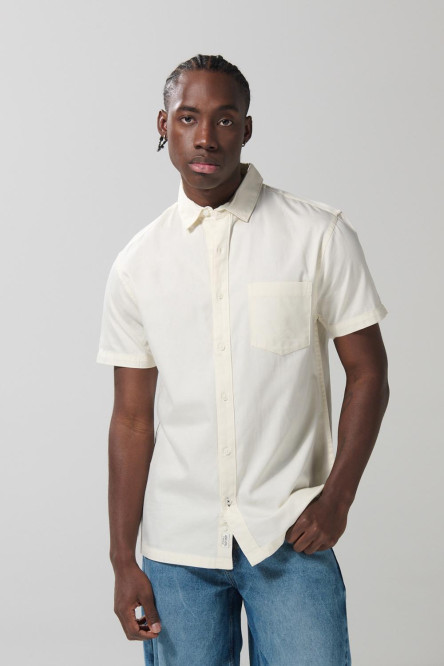 Camisa unicolor con botones, cuello sport collar y bolsillo