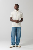 Camisa unicolor con botones, cuello sport collar y bolsillo