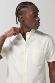 Camisa unicolor con botones, cuello sport collar y bolsillo