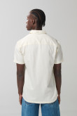 Camisa unicolor con botones, cuello sport collar y bolsillo