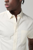 Camisa unicolor con botones, cuello sport collar y bolsillo