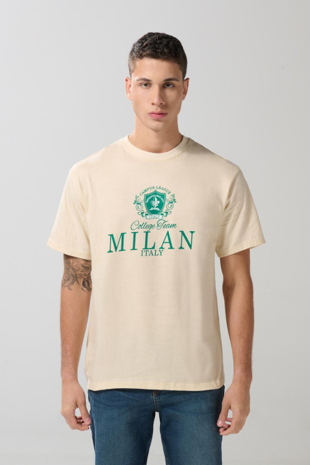 Camiseta kaki con texto college en frente y manga corta