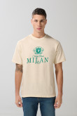 Camiseta kaki con texto college en frente y manga corta